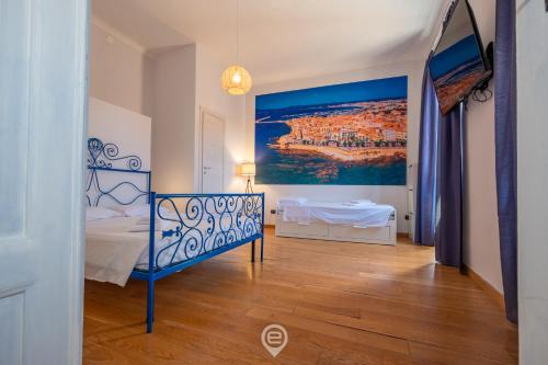 阿尔盖罗Lovely Central Nest的卧室配有一张床,墙上挂有绘画作品