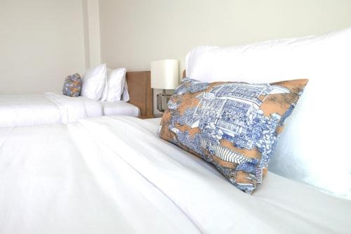 巴吞他尼River View Pathum Hotel and Residence的一张白色的床,上面有枕头