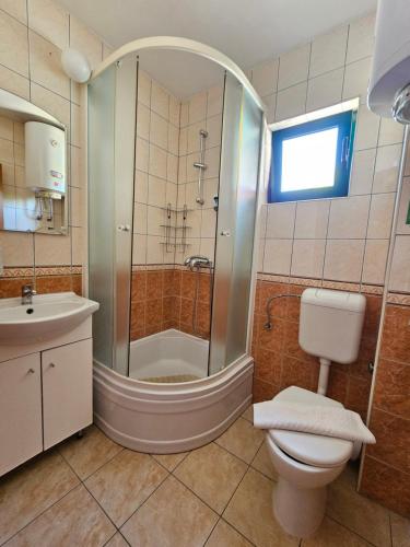 VrgoracHotel Prvan的带淋浴、卫生间和盥洗盆的浴室