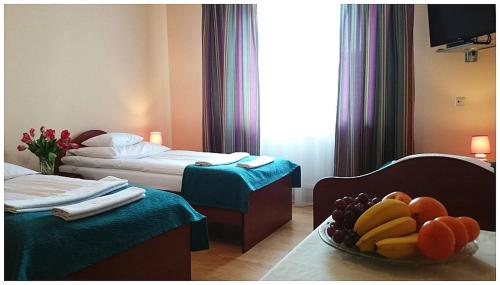 克拉科夫Hotel GoGreen ***的酒店客房带两张床和一碗水果