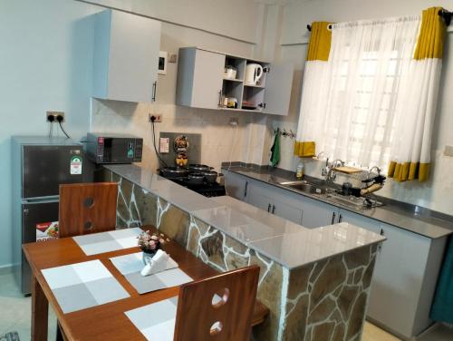 奈瓦沙JNJ luxury homes的厨房配有桌子和台面