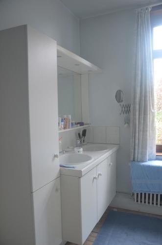 阿尔特Beaux Temps b&b的白色的浴室设有水槽和窗户。