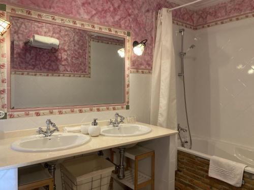YusoPosada Las Torres的一间带两个盥洗盆和大镜子的浴室