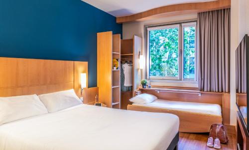 巴塞罗那宜必思巴塞罗那光荣广场22@酒店的酒店客房设有床和窗户。