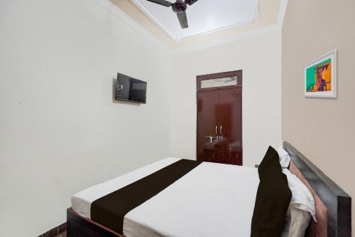 密拉特OYO Hotel Maharaja Palace的卧室配有一张床
