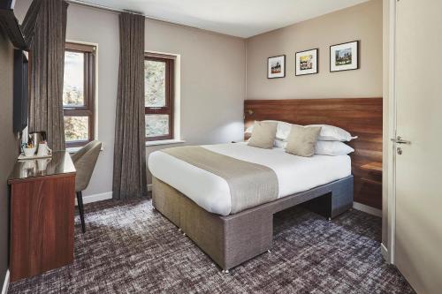 奥本The Ranald Hotel的酒店客房设有床和窗户。