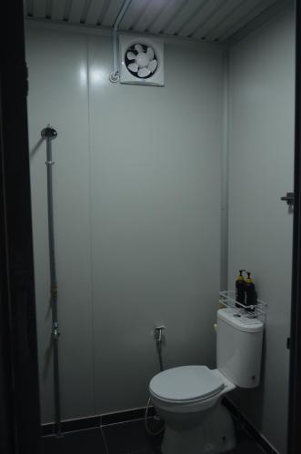 The Vanilla Cabin的一间带卫生间和墙上时钟的浴室