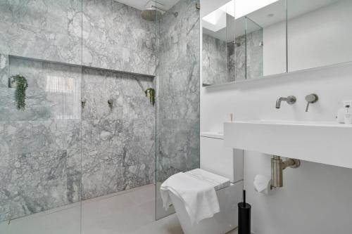 悉尼Tranquil Haven in Balmain的一间带水槽和淋浴的浴室