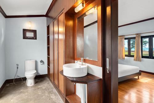 象岛Koh Chang Longstay Resort的一间带水槽和卫生间的浴室