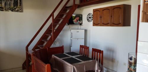 圣保罗Locations Alpinia Réunion的客房设有带桌子和冰箱的楼梯。