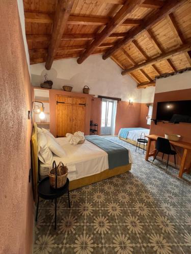 维科德尔加尔加诺GarganoMareBorghi ospitalità diffusa的一间卧室配有一张床和一张书桌