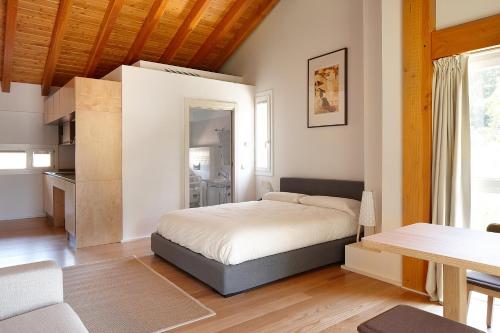 巴基奥Ureta Landa Gaztelugatxe的一间卧室配有一张床和一张桌子