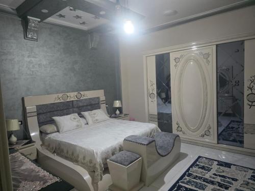 Al Mahallah Al Kubrasunwing pyramids view的一间卧室配有一张床和一面大镜子