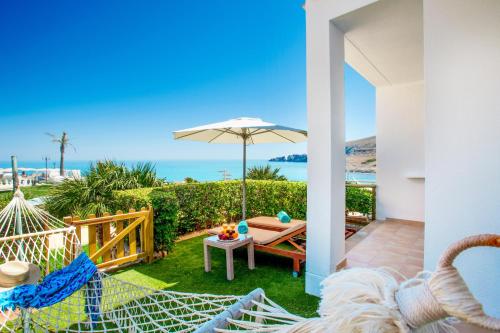 卡拉马奎达VIVA Cala Mesquida Resort & Spa的一个带吊床的海景庭院