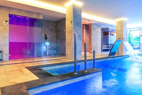 穆罗海滩VIVA Blue & Spa的一座房子里一个带水滑梯的游泳池