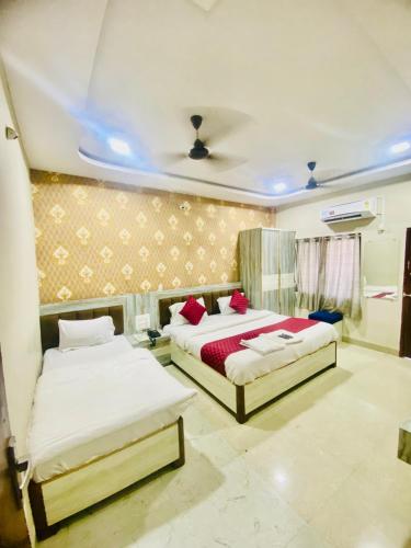 印多尔Hotel vinayak的一间卧室设有两张床和天花板