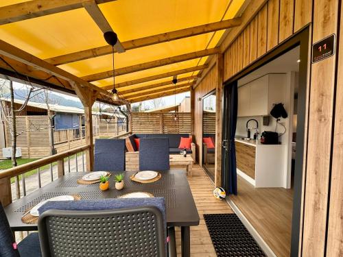 伊塞奥Estivo Premium Deluxe mobile homes on Camping Del Sole Village的一个带桌椅的庭院和一间厨房