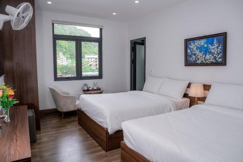 吉婆岛Charming Hill Hotel的酒店客房设有两张床和窗户。