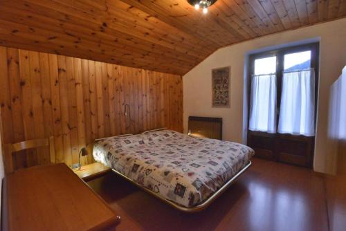 摩德纳迪-坎皮格里奥Casa Faè Dolomiti的一间卧室设有一张床和木墙