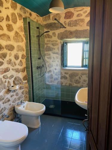 Três HorasQuinta Abelha的一间带两个卫生间、淋浴和盥洗盆的浴室