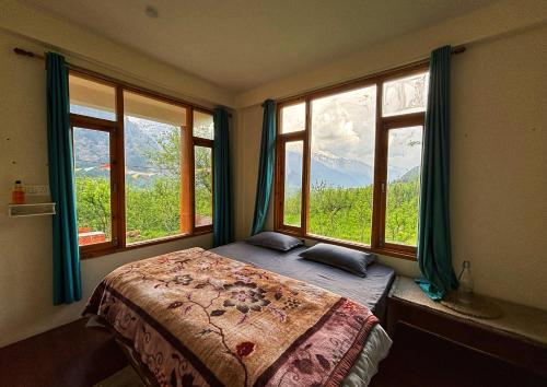 马拉里Kihala Homestay的一间卧室设有一张床和美景窗户。