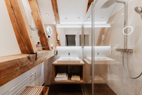 格绍兰德豪斯科勒酒店的一间带两个盥洗盆和淋浴的浴室