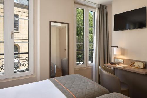 巴黎提姆酒店的酒店客房设有床和窗户。