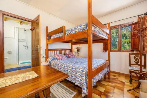 德阿Es Porcho的一间卧室配有两张双层床和一张书桌