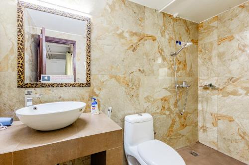 新德里Cp Villa - Rooms with Patio的一间带水槽、卫生间和镜子的浴室