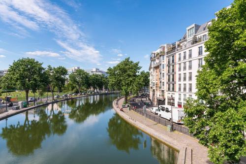 巴黎提姆酒店的城市里一条有建筑和树木的河流