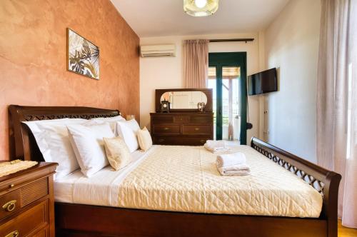 阿迪斯普普伦Mariliza's Spacious Maisonette的一间卧室配有一张带梳妆台和镜子的床