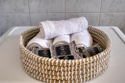 阿迪斯普普伦Mariliza's Spacious Maisonette的水槽上装满毛巾的篮子