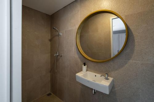 雅加达Cove Art Living的一间带水槽和镜子的浴室