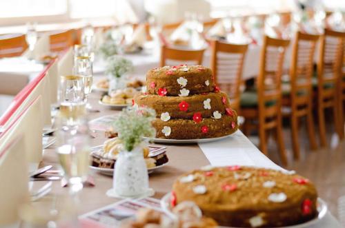皮塞克白玫瑰大酒店的一张长桌,上面有三块蛋糕
