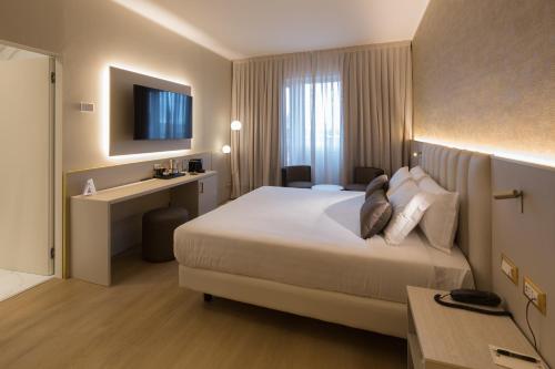 米兰Hotel Nasco的配有一张床和一张书桌的酒店客房