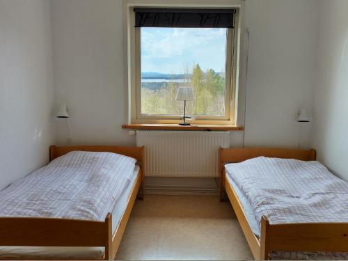 奥萨STF奥尔萨青年旅舍的带窗户的客房内的两张床