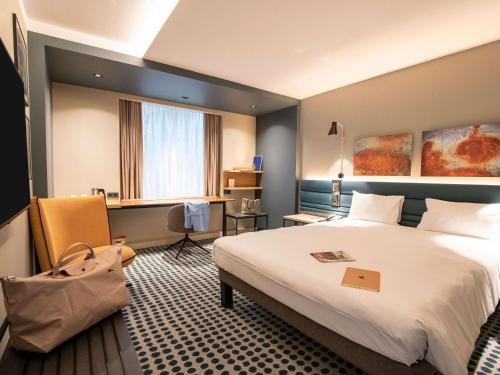 卢森堡卢森堡基希贝格诺富特酒店的配有一张床和一张书桌的酒店客房