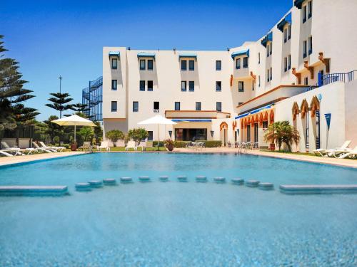杰迪代杰迪代宜必思酒店的酒店前方的大型游泳池