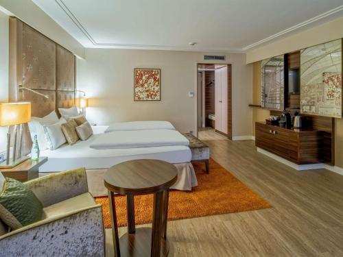 慕尼黑慕尼黑铂尔曼酒店的酒店客房,配有床和沙发