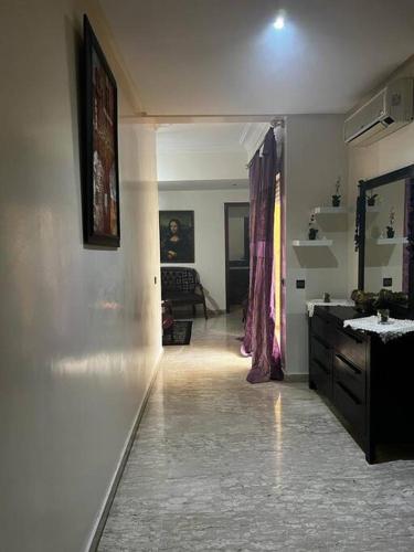 卡萨布兰卡Beautiful apartment in the city center的走廊上的浴室设有水槽和镜子