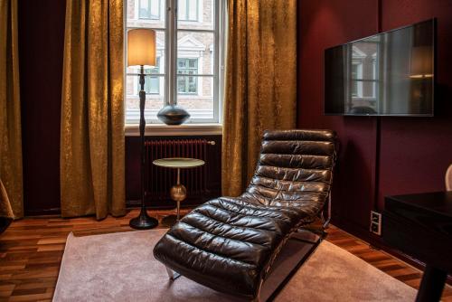 赫尔辛堡赫尔辛堡BW精选酒店的客厅里的皮椅,带窗户