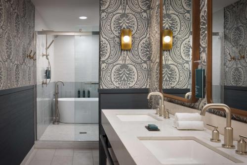 列克星敦列克星敦希尔顿逸林套房酒店的一间带两个盥洗盆和淋浴的浴室