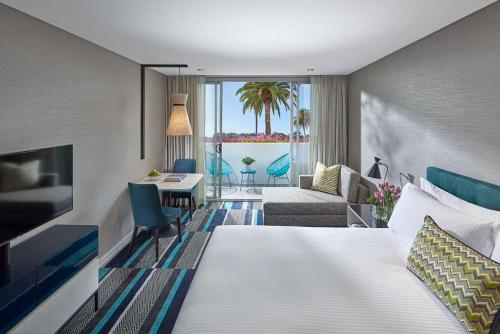 珀斯珀斯皇冠江滨大酒店的酒店客房带一张床,还有一间景观房