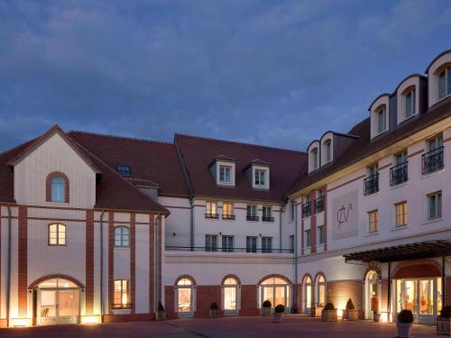 曼特农Hotel Castel Maintenon的享有大楼外部的夜景