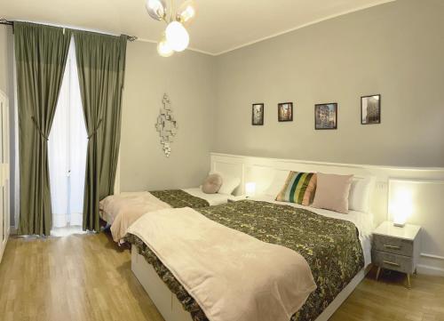 罗马Monti49 GuestHouse的一间卧室设有两张床和窗户。