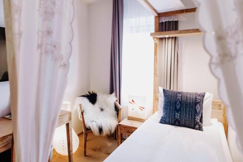 雷克雅未克艾加古斯米登酒店的一间卧室配有一张床、一张书桌和一个窗户。
