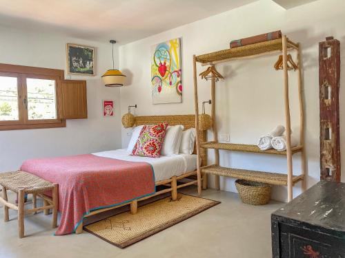 圣何塞德萨塔莱阿Hostal Mar y Sal的一间卧室配有一张床和一张双层床。