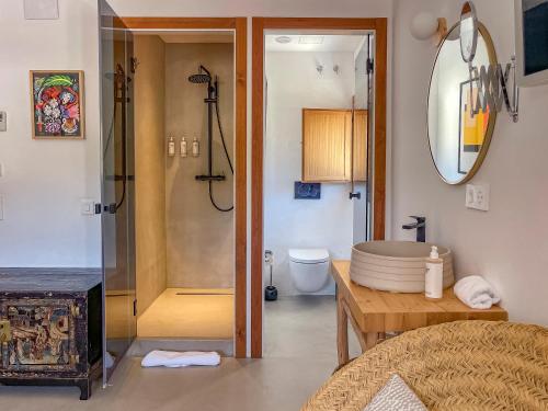 圣何塞德萨塔莱阿Hostal Mar y Sal的带淋浴、盥洗盆和卫生间的浴室