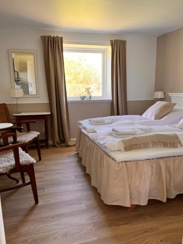 勒兹维Munkgaard Bed & Breakfast的一间卧室设有一张大床和一个窗户。
