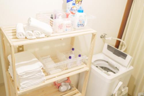 大阪OK house2 住吉大社Available for up to 8 people的一间带卫生间的浴室和一个带毛巾的架子